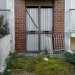 Il portone  bloccato e la ringhiera del balcone cade sull'ingresso 